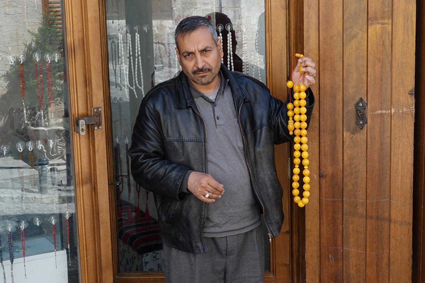 Suriyeli İbrahim tespih yaparak ailesini geçindiriyor Suriyeli İbrahim tespih yaparak ailesini geçindiriyor